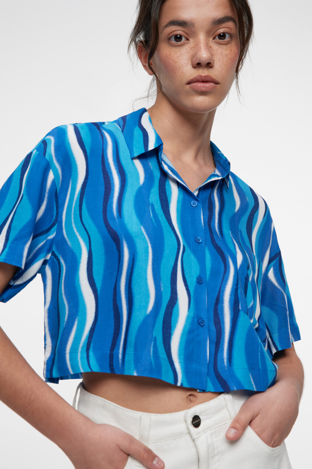 Блузка-рубашка вискозная укороченная с принтом - цвет синий - 7