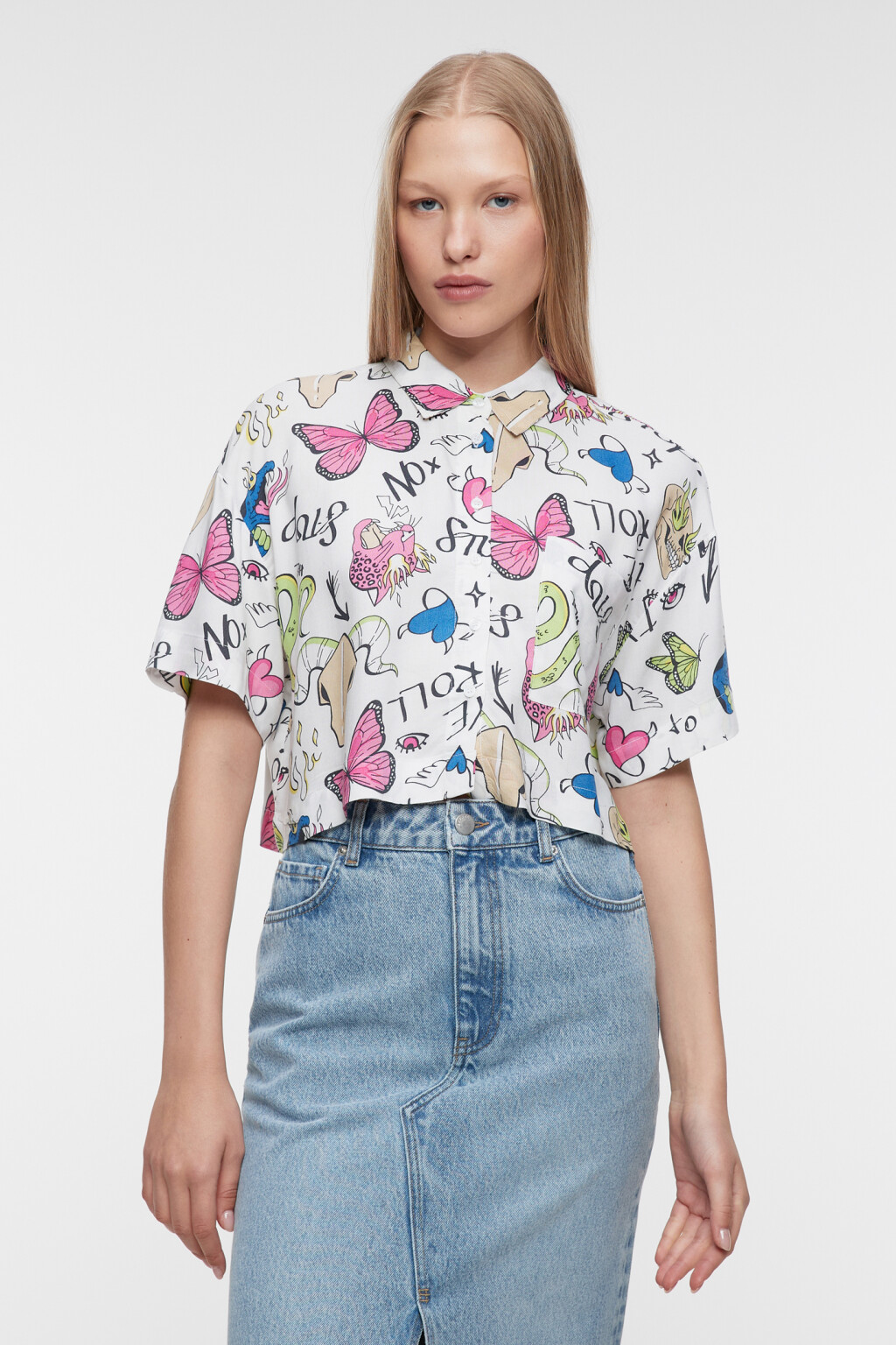 Блузка-рубашка вискозная укороченная с принтом - цвет белый - 2