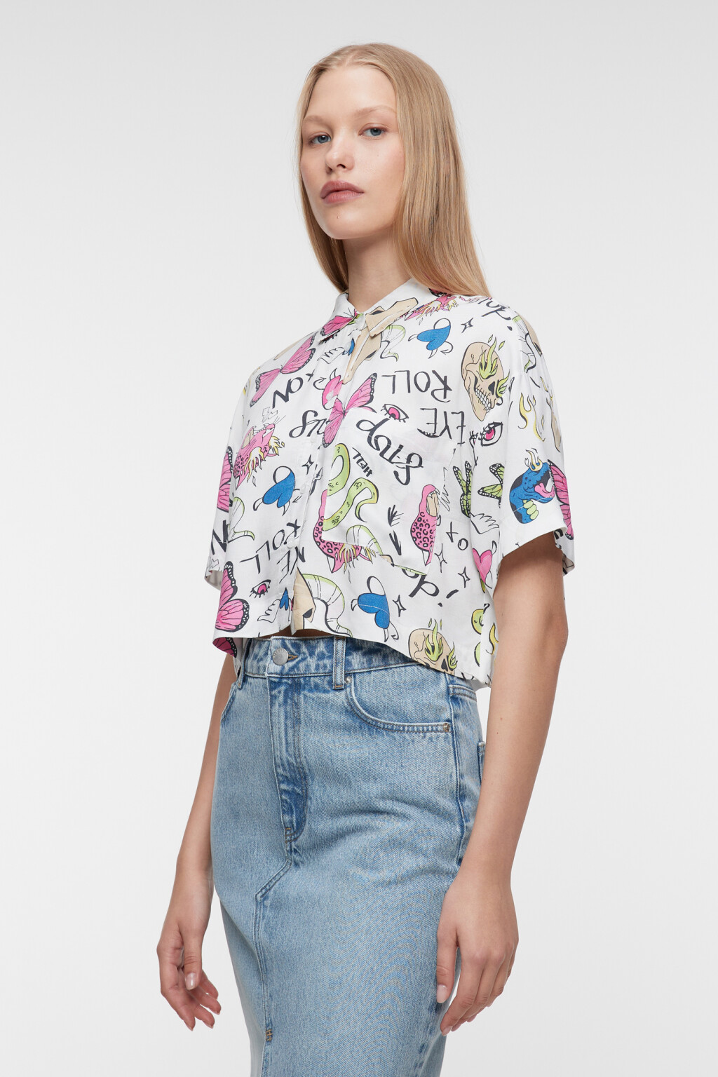 Блузка-рубашка вискозная укороченная с принтом - цвет белый - 3