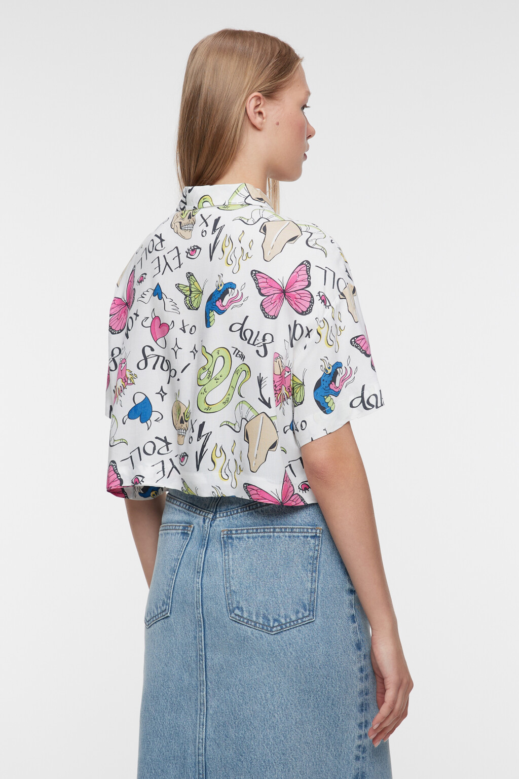 Блузка-рубашка вискозная укороченная с принтом - цвет белый - 4