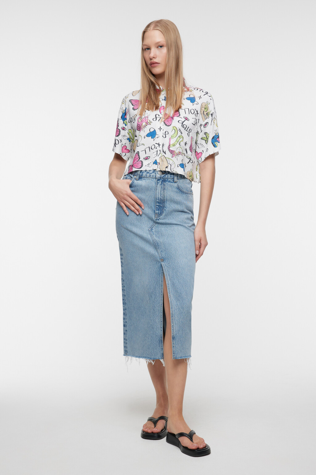 Блузка-рубашка вискозная укороченная с принтом - цвет белый - 1