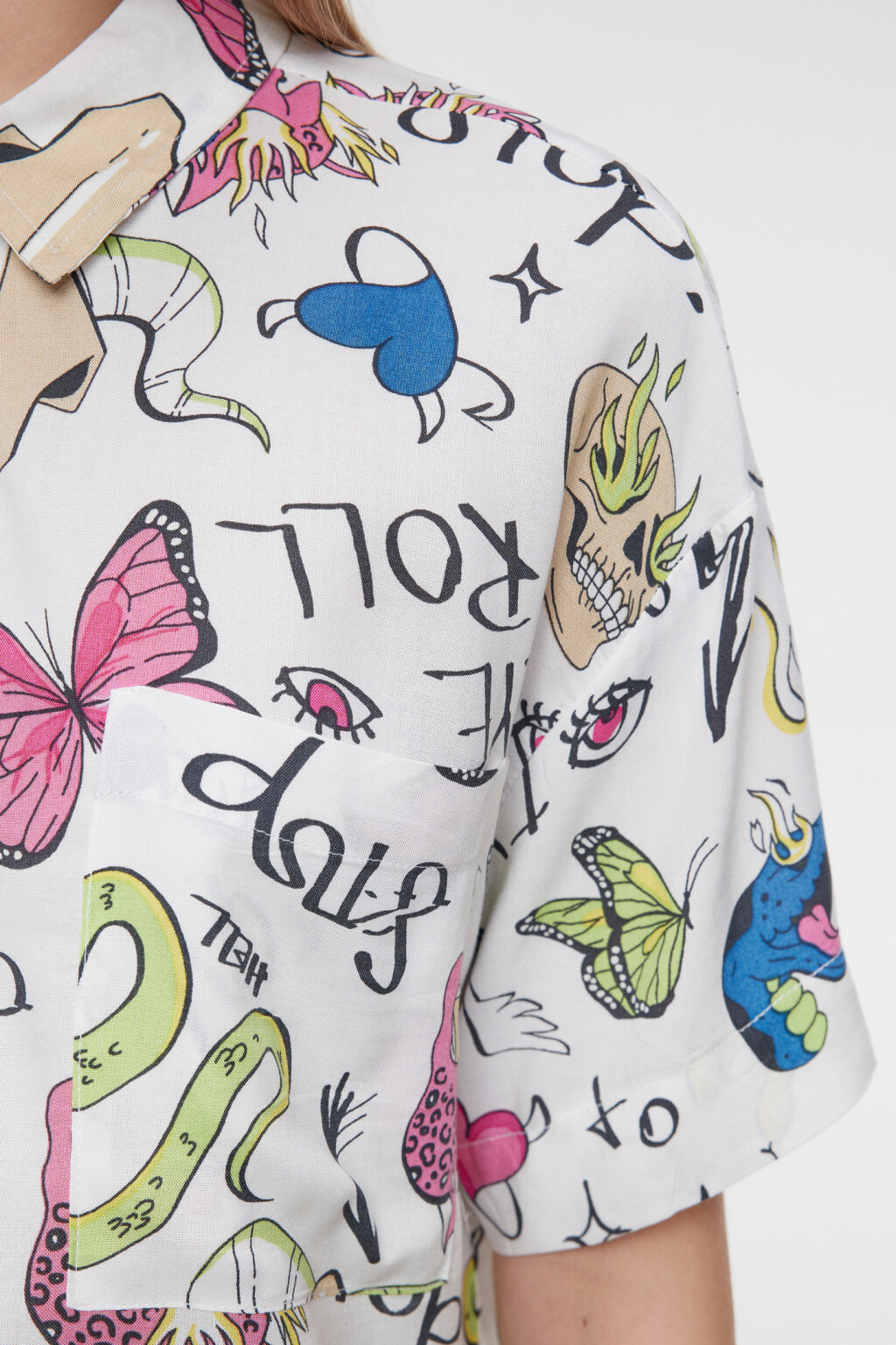 Блузка-рубашка вискозная укороченная с принтом - цвет белый - 6