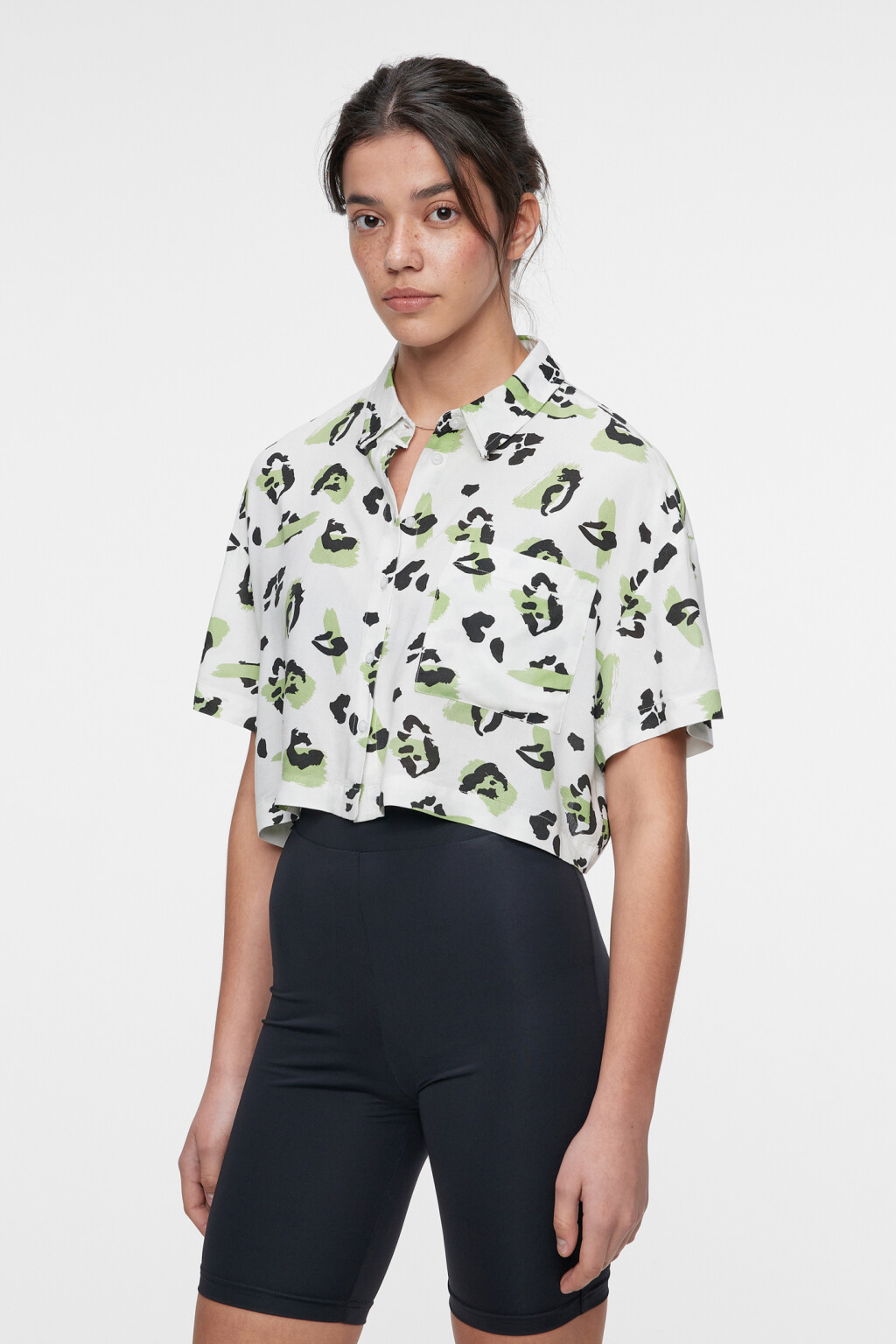 Блузка-рубашка вискозная укороченная с принтом - цвет мультиколор - 2