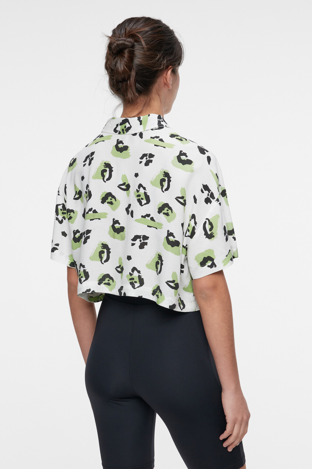 Блузка-рубашка вискозная укороченная с принтом - цвет мультиколор - 3