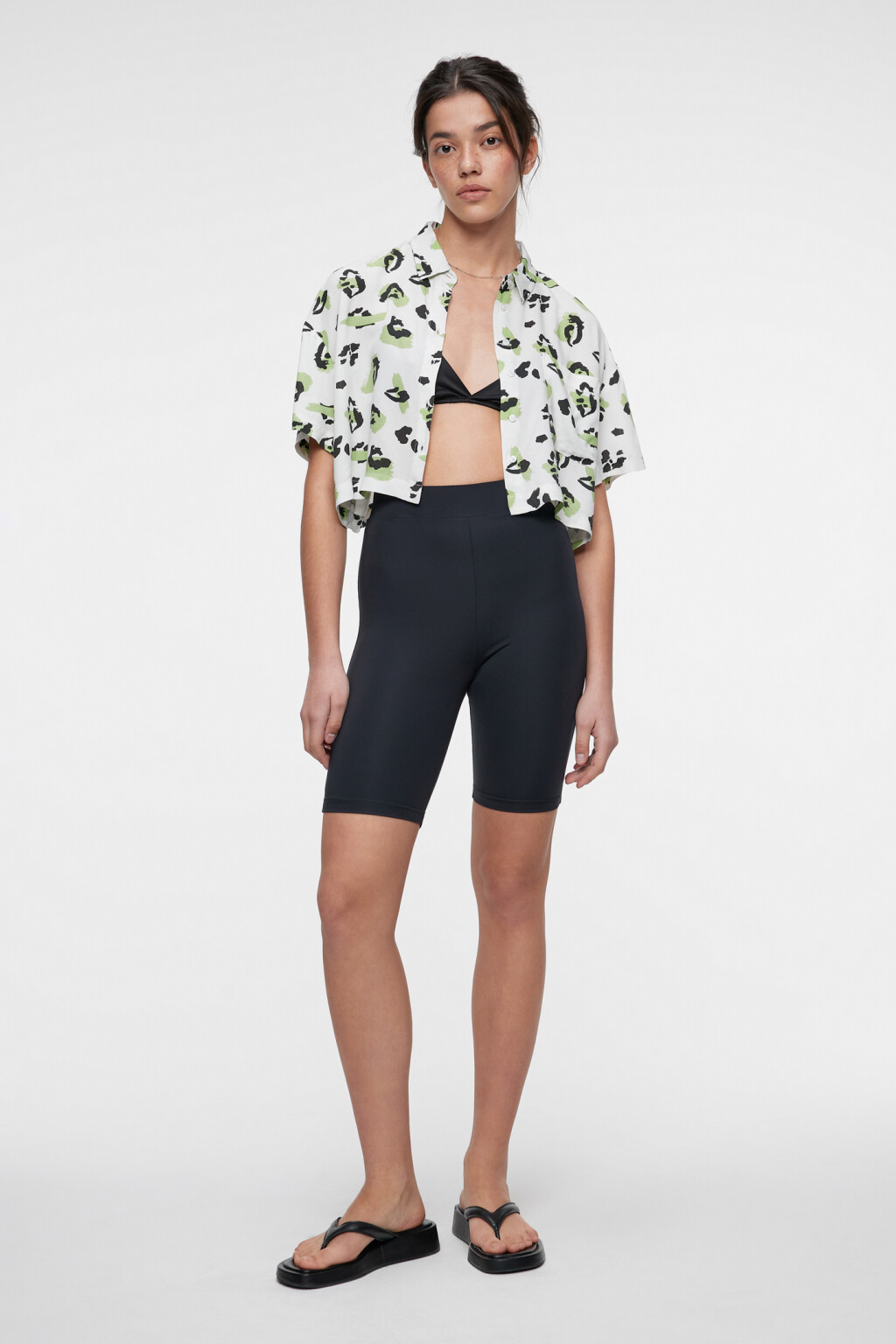 Блузка-рубашка вискозная укороченная с принтом - цвет мультиколор - 4