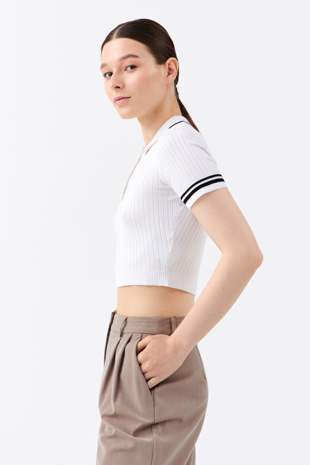 Футболка-поло укороченная тонкой вязки - цвет белый - 2