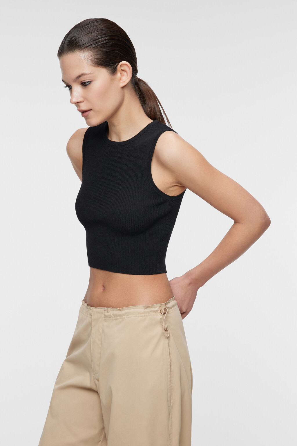 Топ-майка вискозный укороченный в рубчик - цвет черный - 2