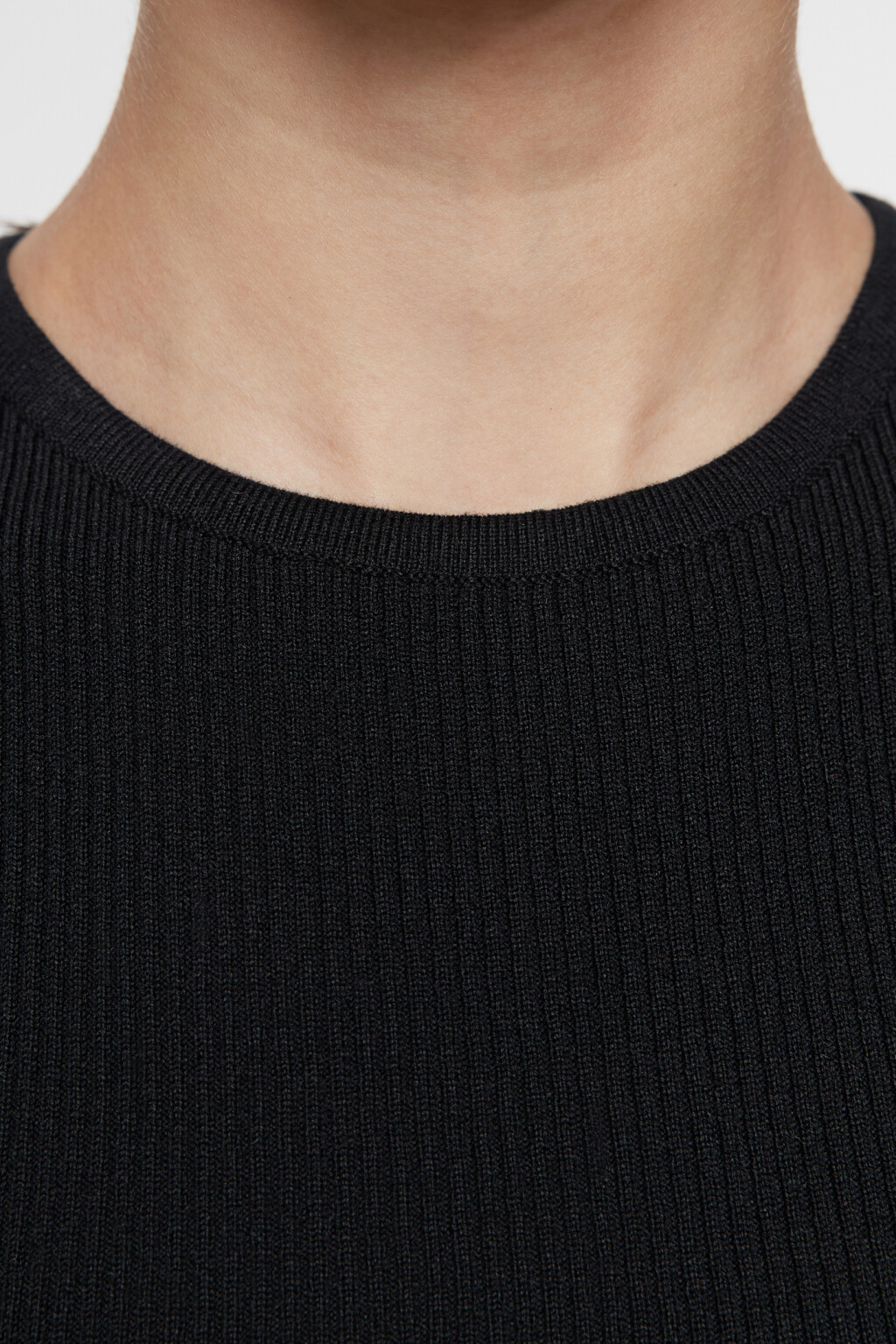 Топ-майка вискозный укороченный в рубчик - цвет черный - 5