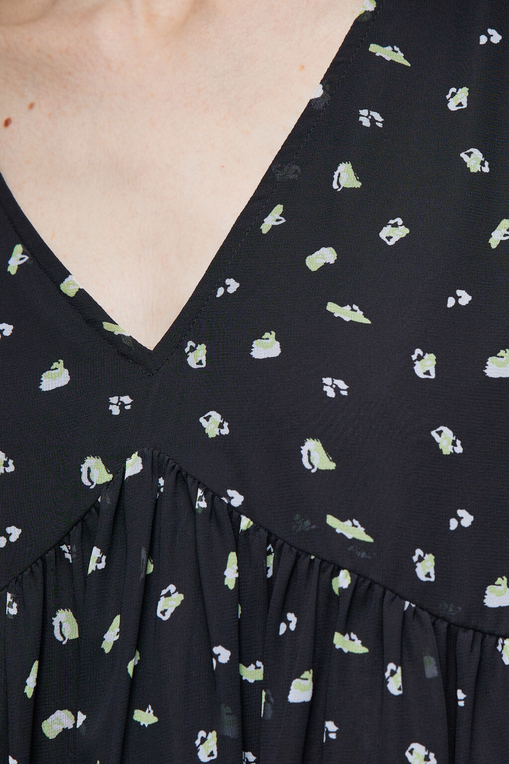 Платье-трапеция мини шифоновое с принтом и воланами - цвет черный - 5
