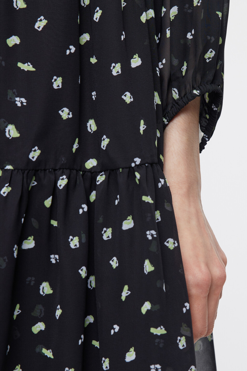 Платье-трапеция мини шифоновое с принтом и воланами - цвет черный - 6