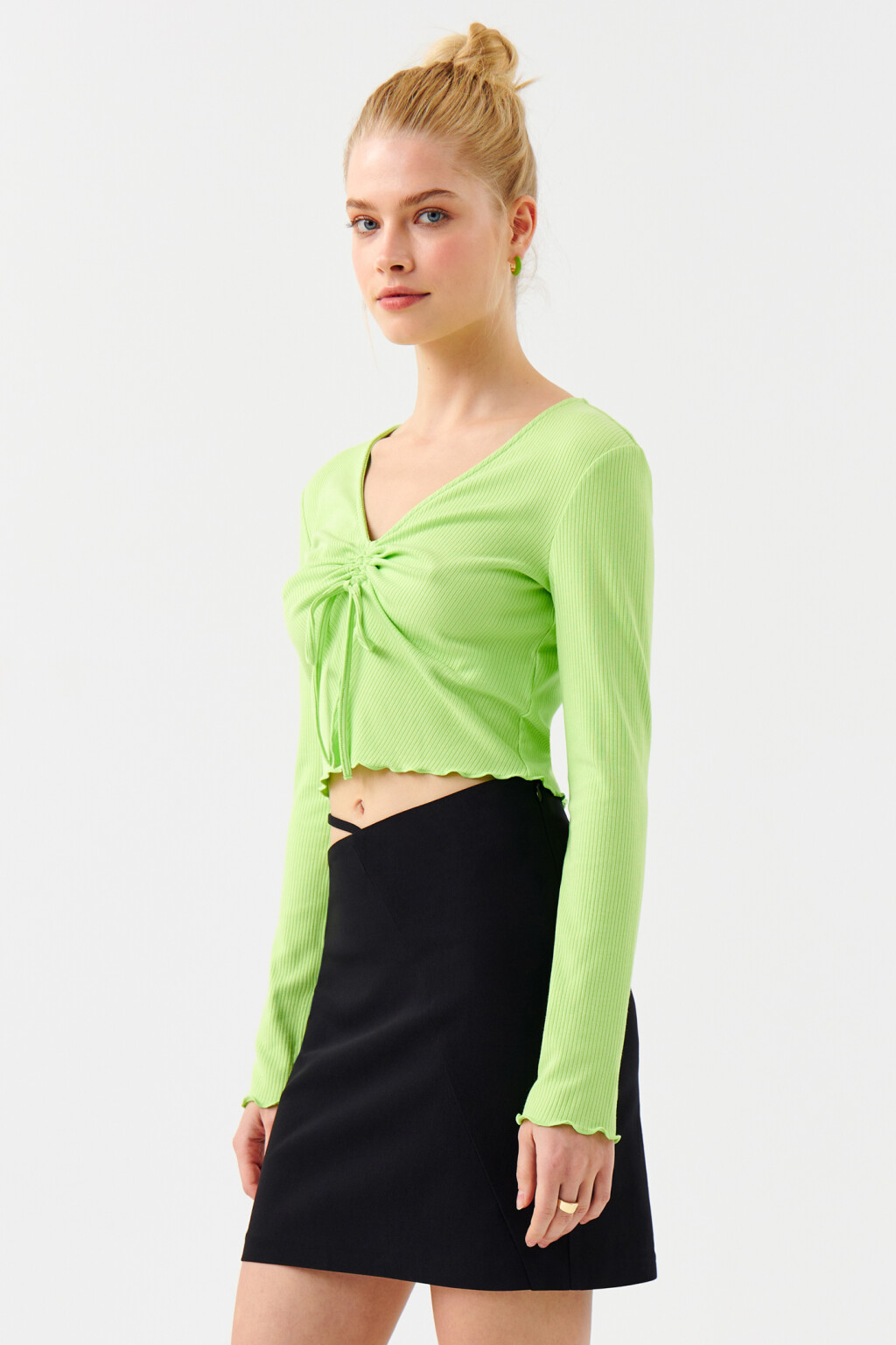 Лонгслив укороченный с завязками на груди - цвет зеленый - 2