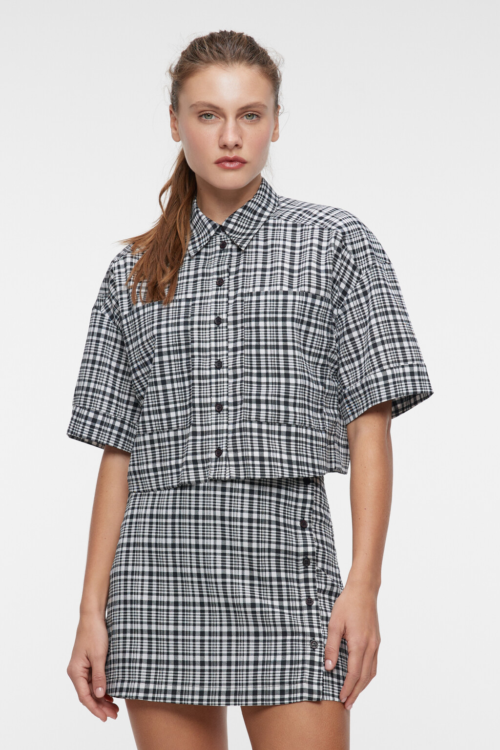 Блузка-рубашка свободная укороченная с принтом - цвет черный - 2