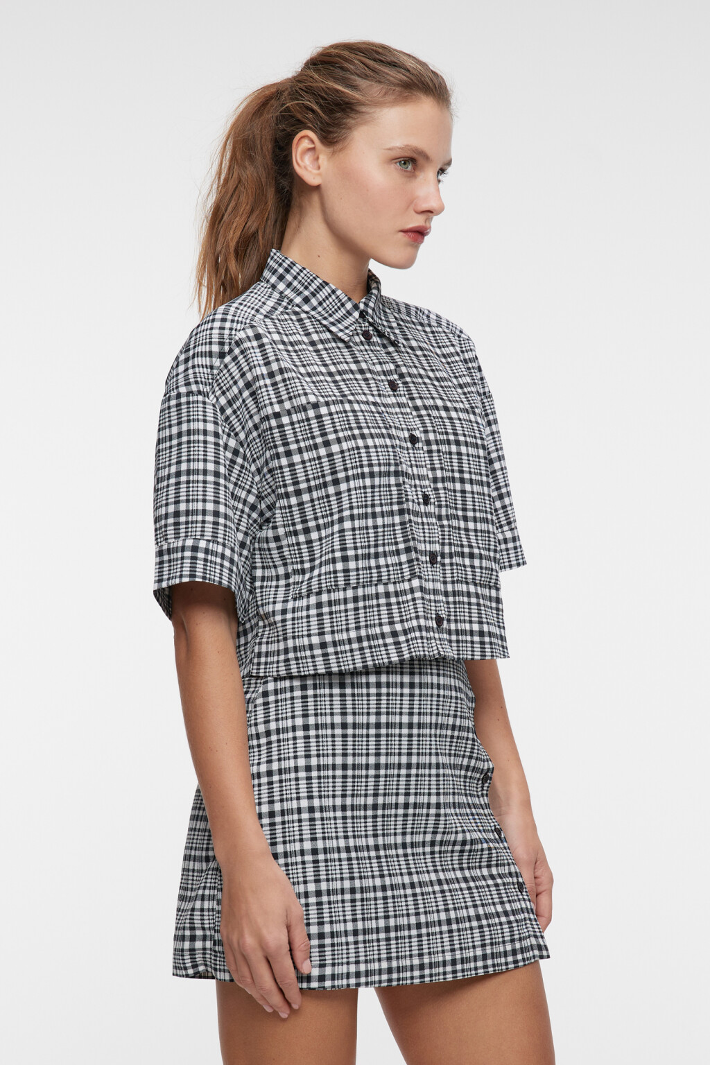 Блузка-рубашка свободная укороченная с принтом - цвет черный - 3