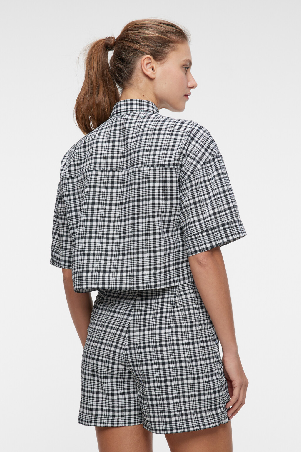 Блузка-рубашка свободная укороченная с принтом - цвет черный - 4