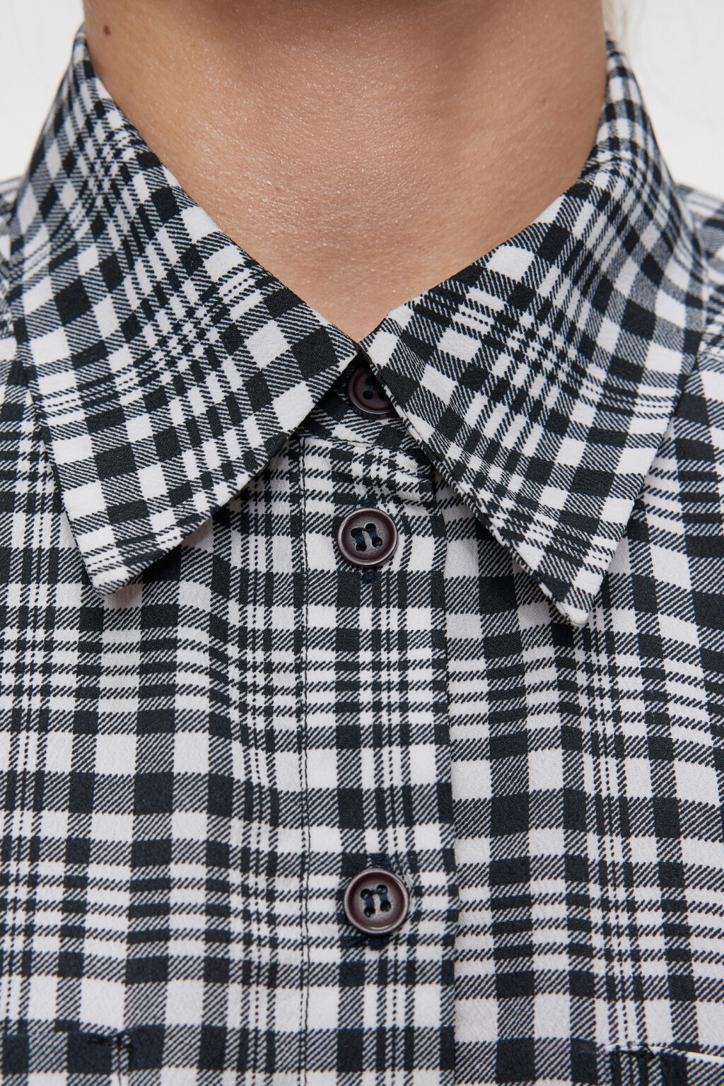 Блузка-рубашка свободная укороченная с принтом - цвет черный - 5