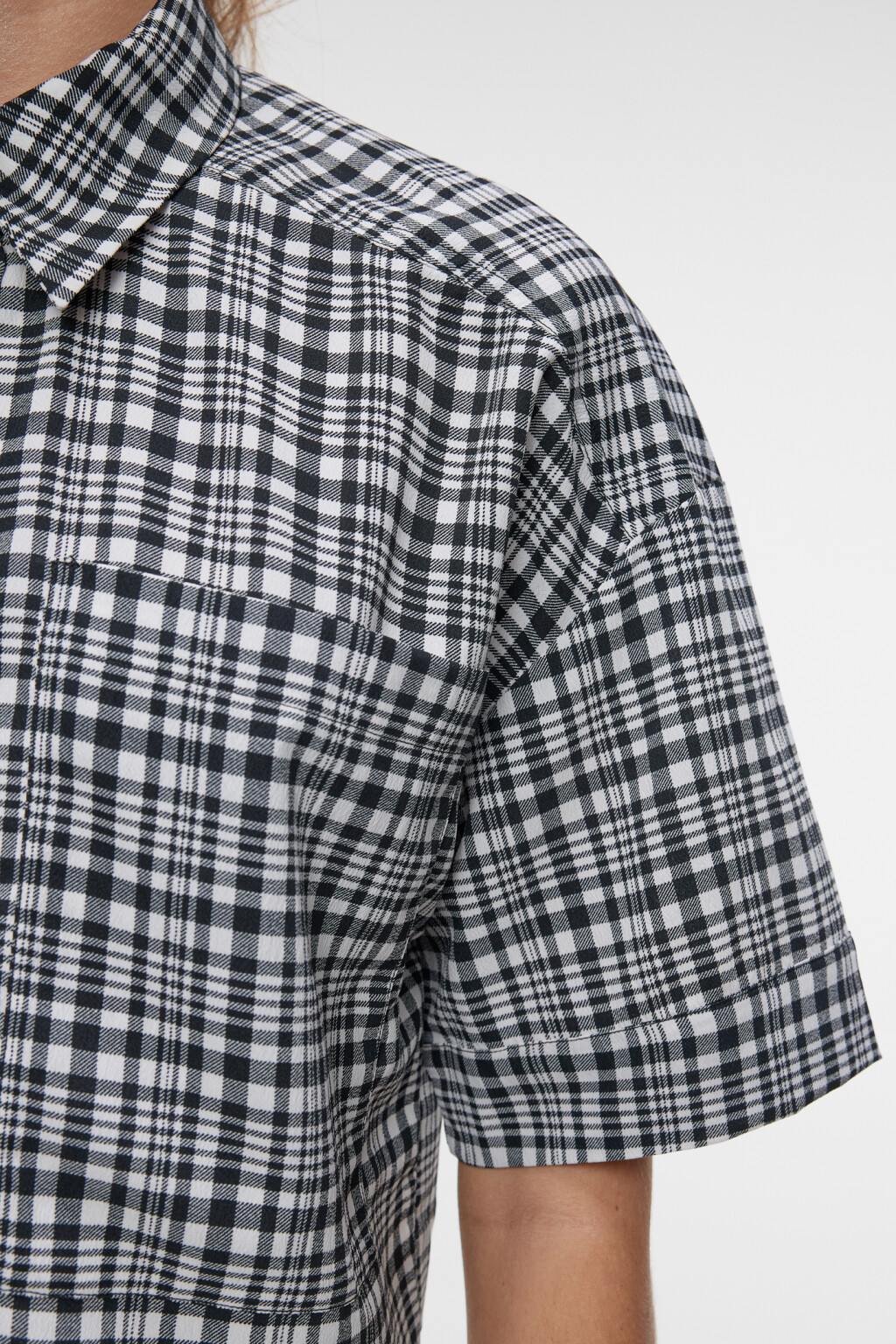 Блузка-рубашка свободная укороченная с принтом - цвет черный - 6