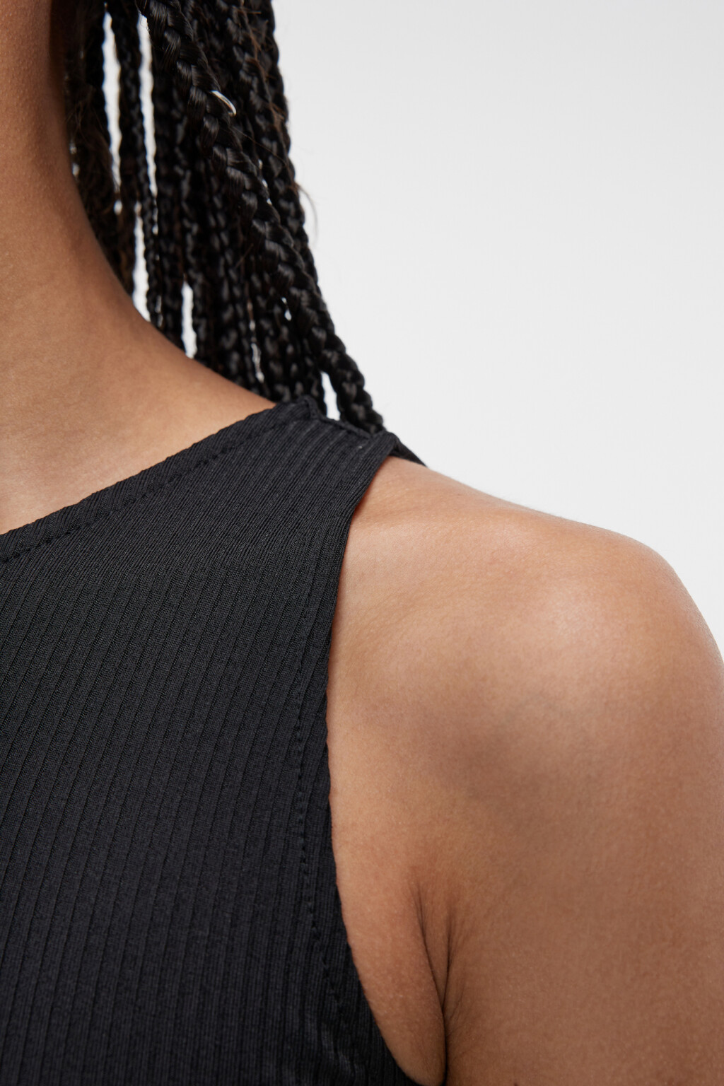 Блузка-топ в рубчик с разрезом и шнуровкой на груди - цвет черный - 5