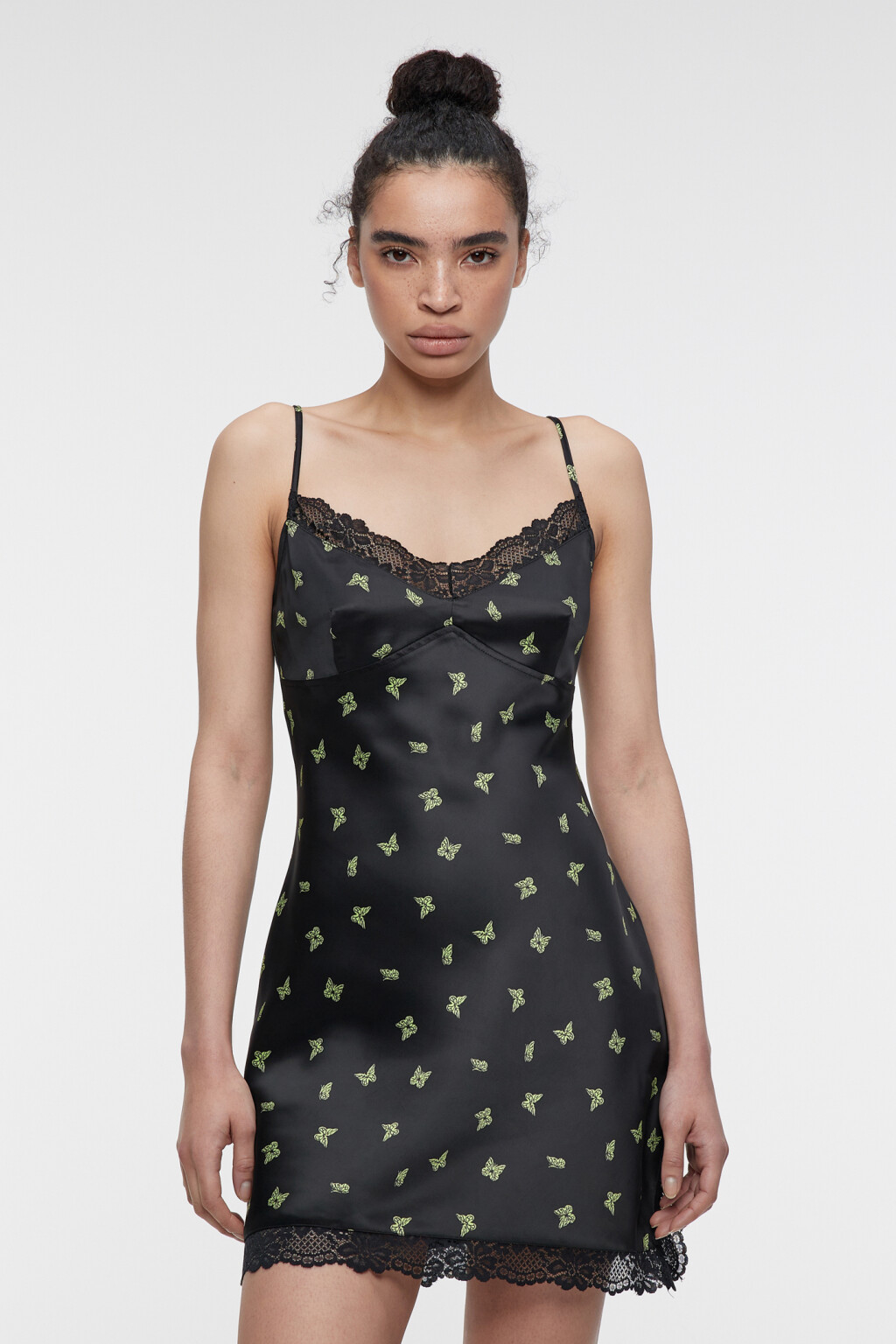 Платье-комбинация мини атласное с кружевной отделкой - цвет черный - 1