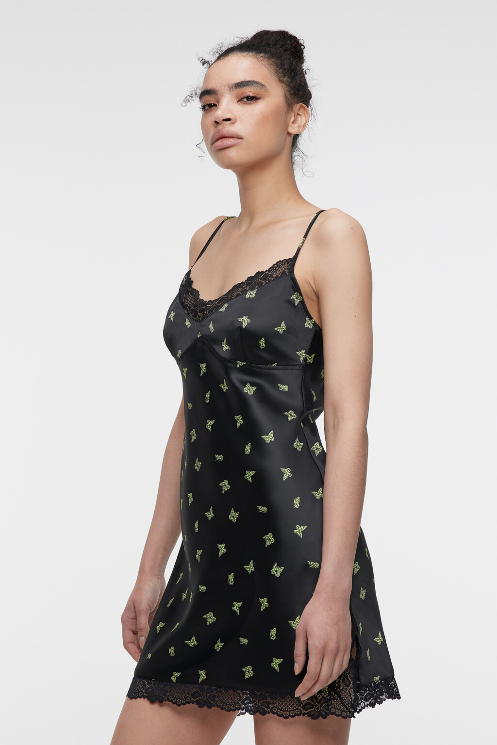 Платье-комбинация мини атласное с кружевной отделкой - цвет черный - 2
