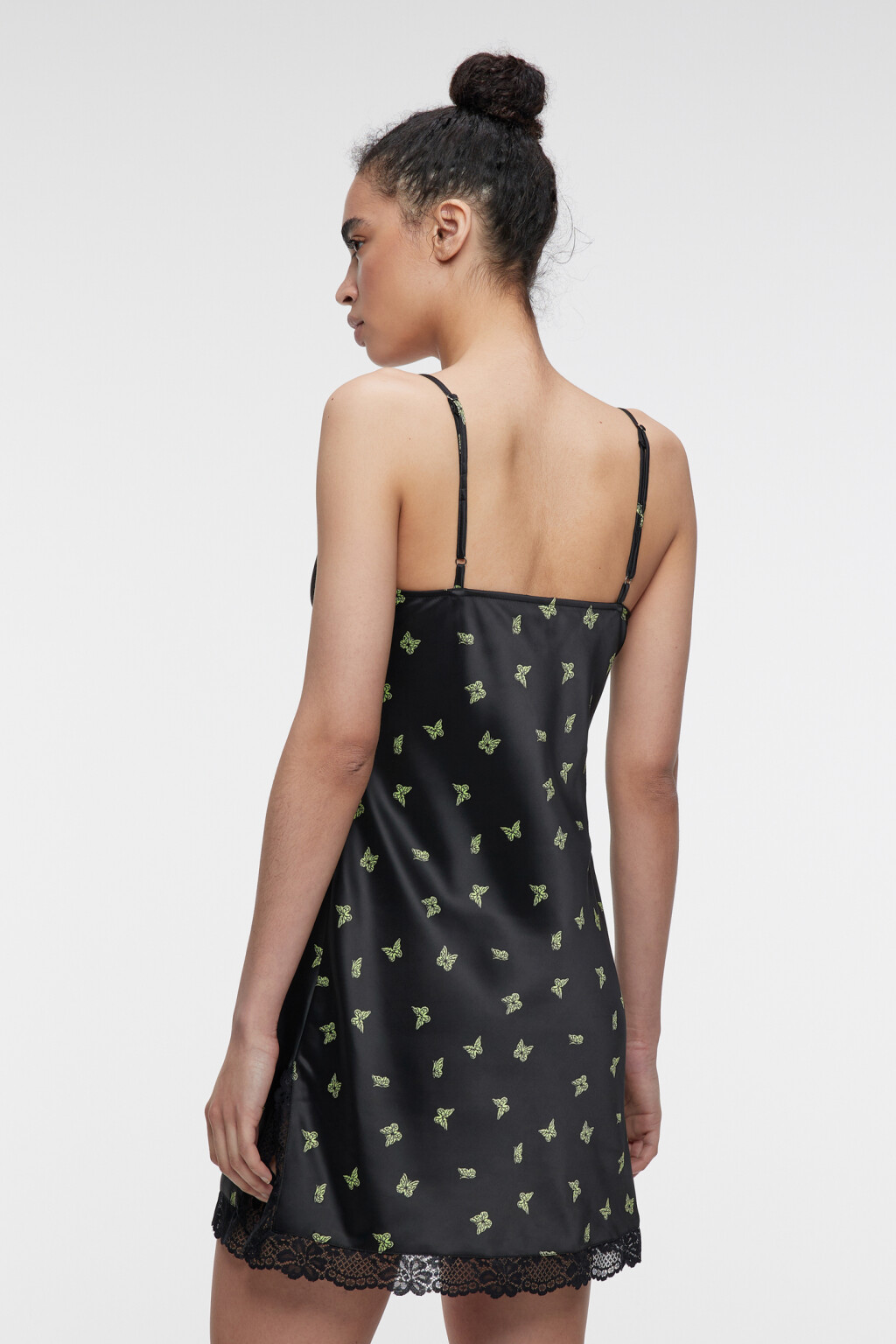 Платье-комбинация мини атласное с кружевной отделкой - цвет черный - 3