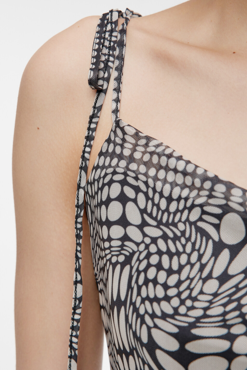 Платье-комбинация мини сетчатое с бретелями-завязками - цвет бежевый - 5