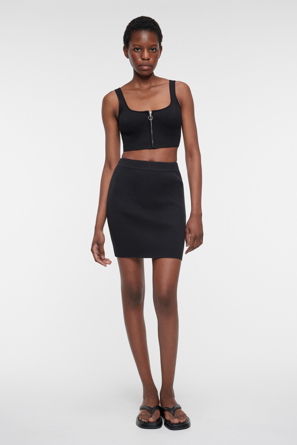 Юбка-чулок мини вязаная облегающая в рубчик - цвет черный - 4