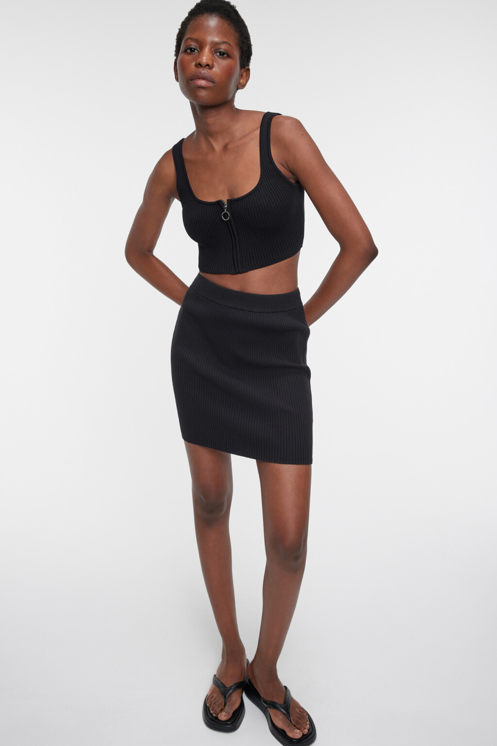 Юбка-чулок мини вязаная облегающая в рубчик - цвет черный - 7