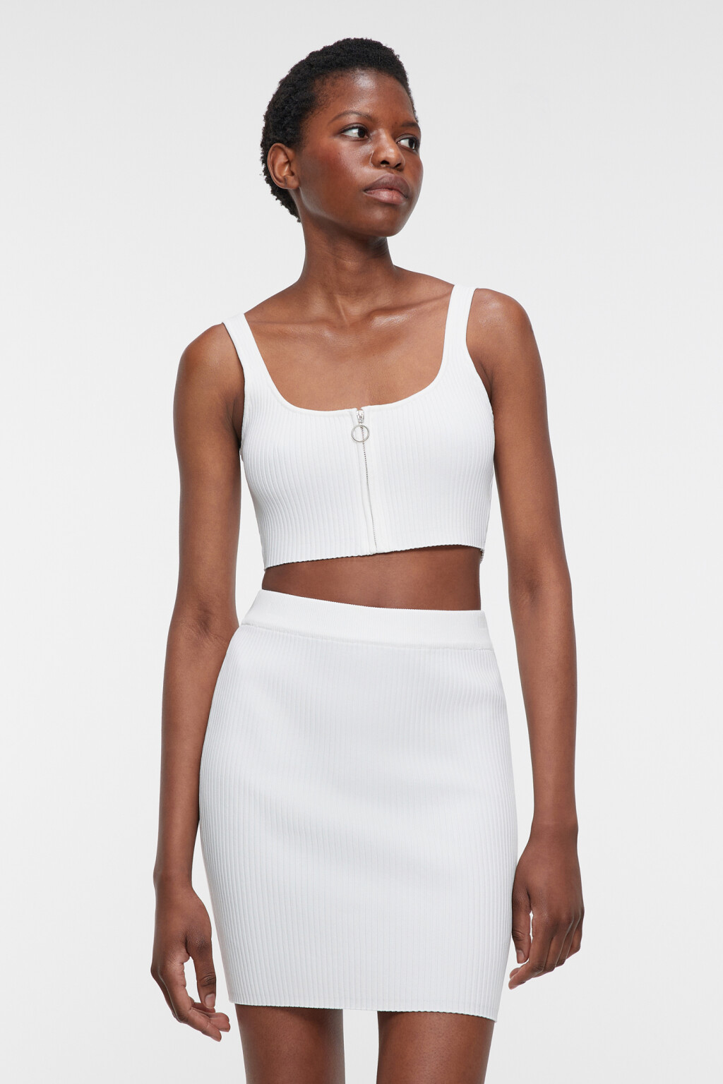 Топ-майка вязаный укороченный с молнией на груди - цвет белый - 1