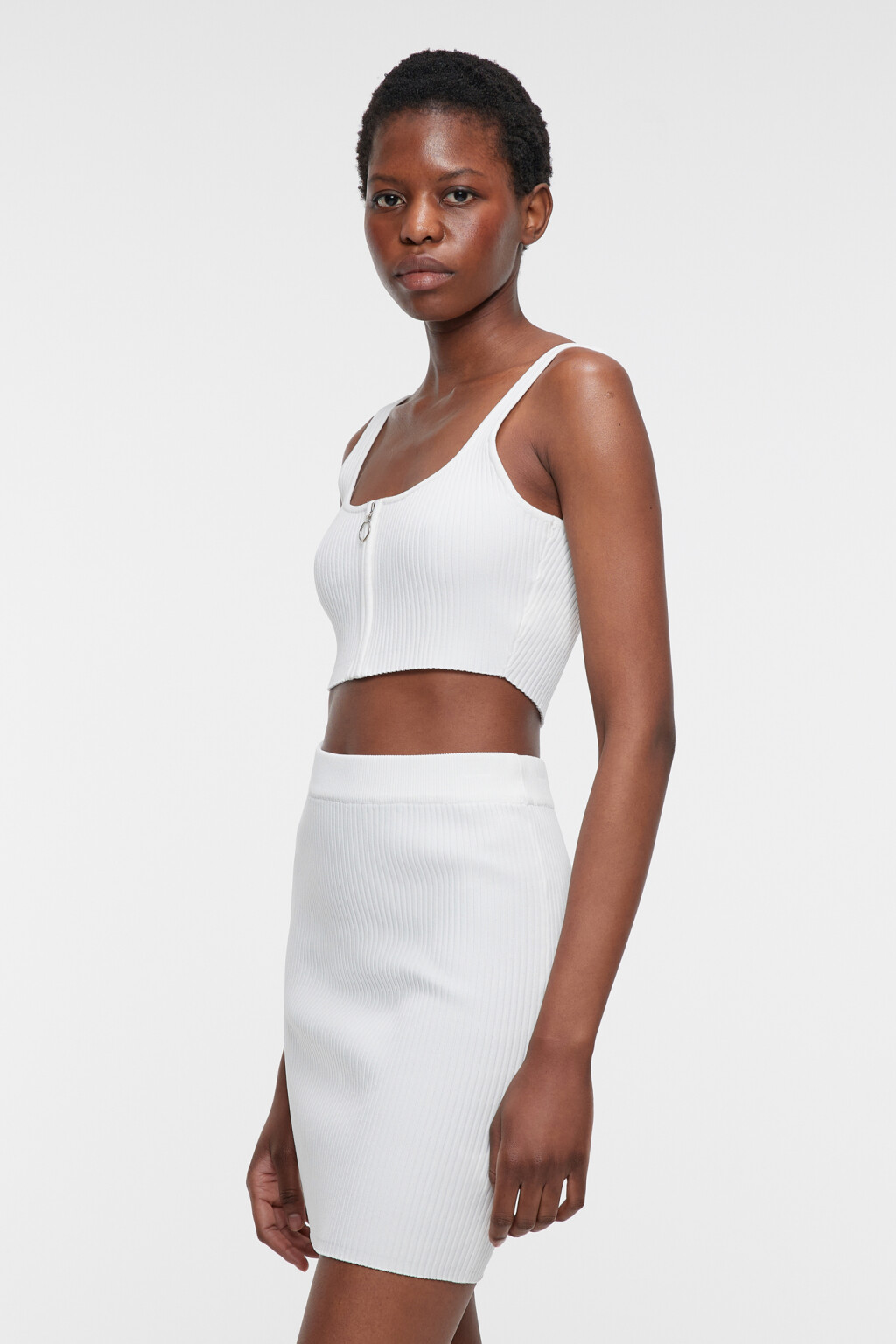 Топ-майка вязаный укороченный с молнией на груди - цвет белый - 2