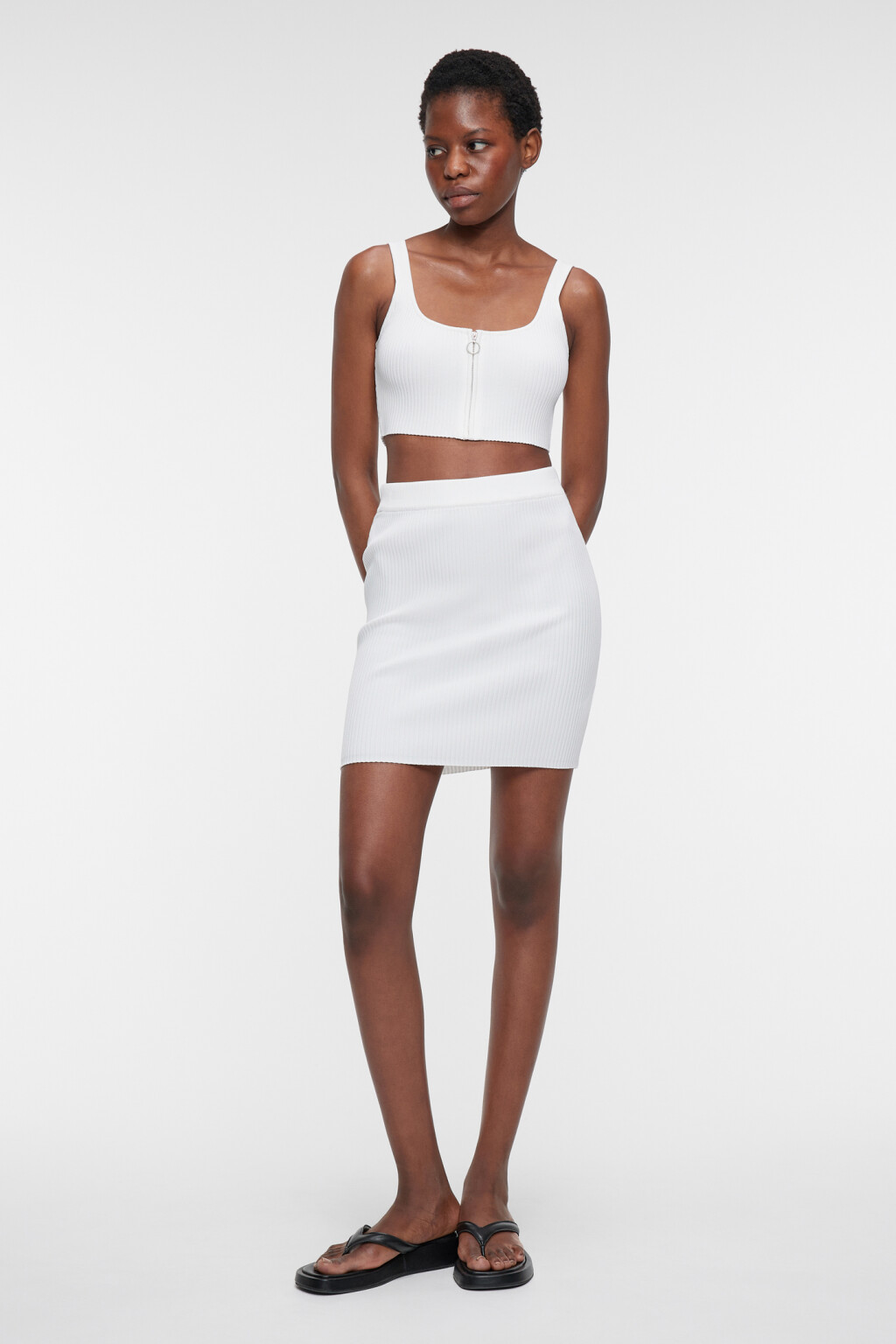 Топ-майка вязаный укороченный с молнией на груди - цвет белый - 4