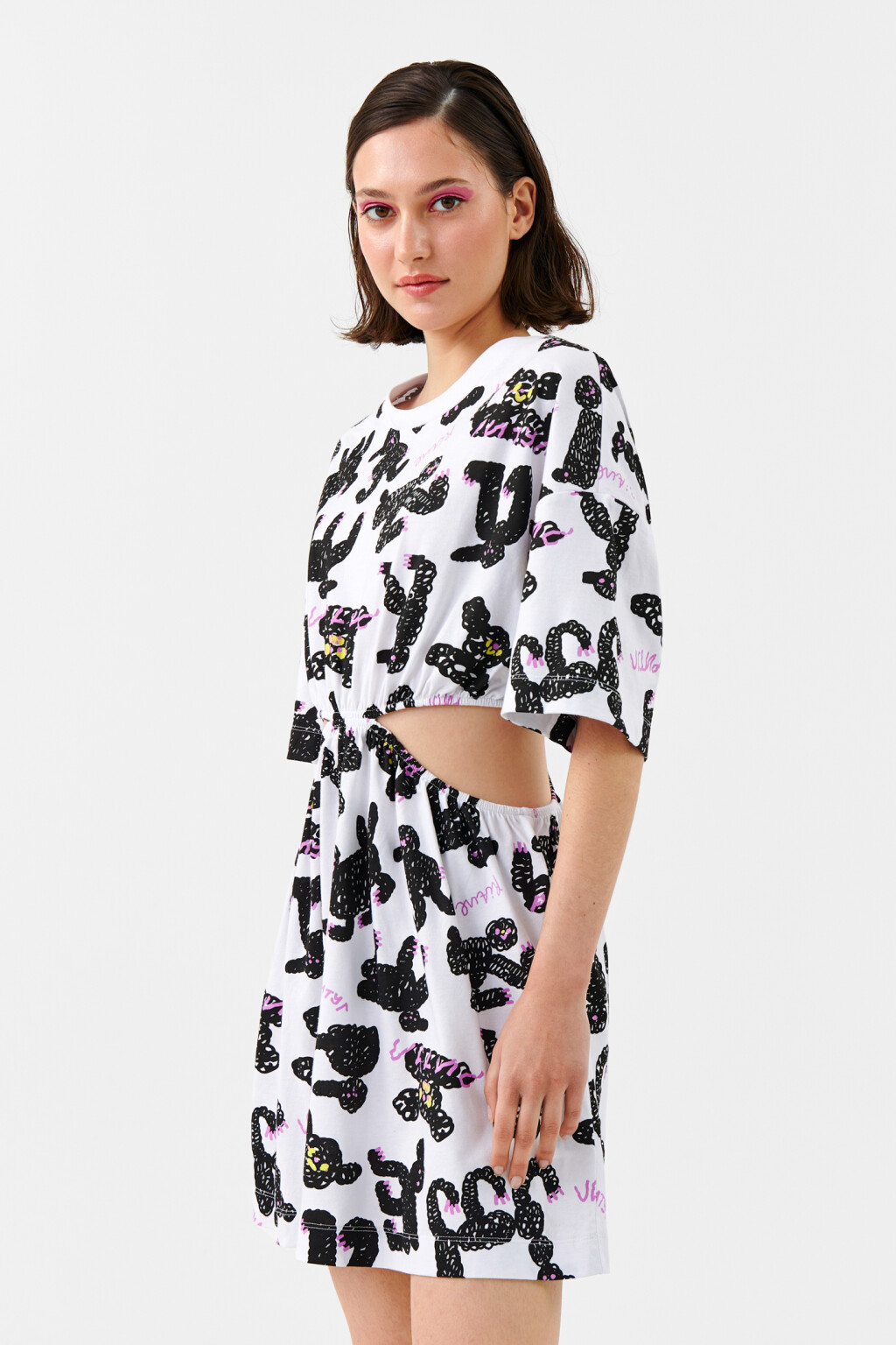 Платье-футболка приталенное с вырезами по бокам - цвет белый - 6