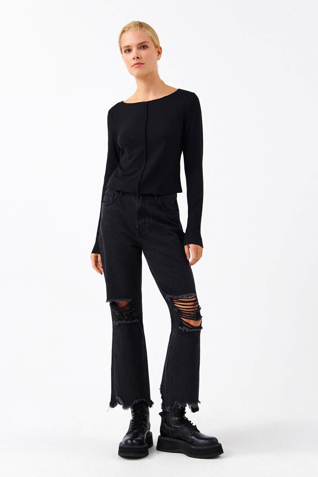 Джинсы клеш с рваными краями и коленями - цвет черный - 4