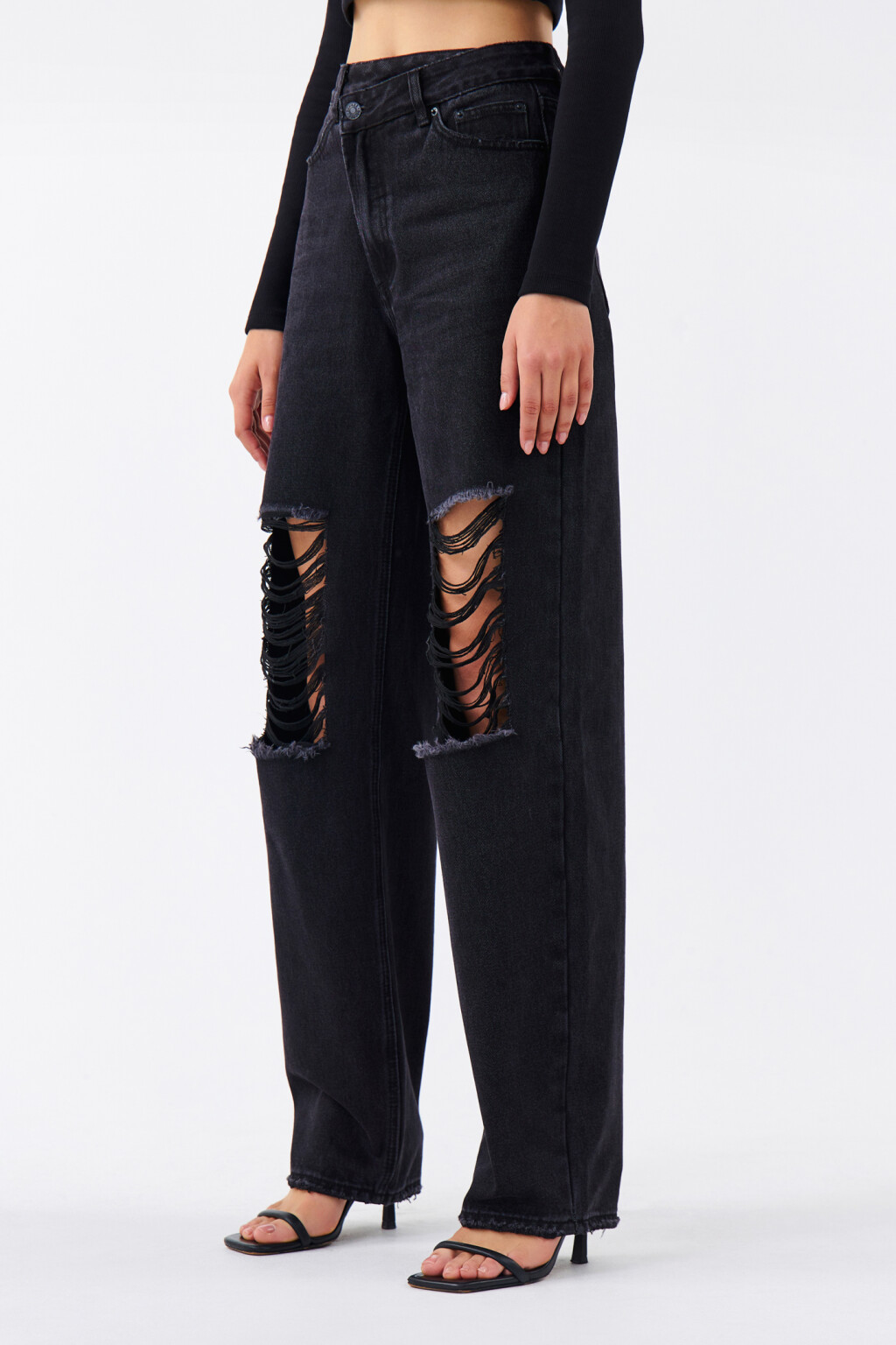 Джинсы широкие с рваными коленями - цвет черный - 2