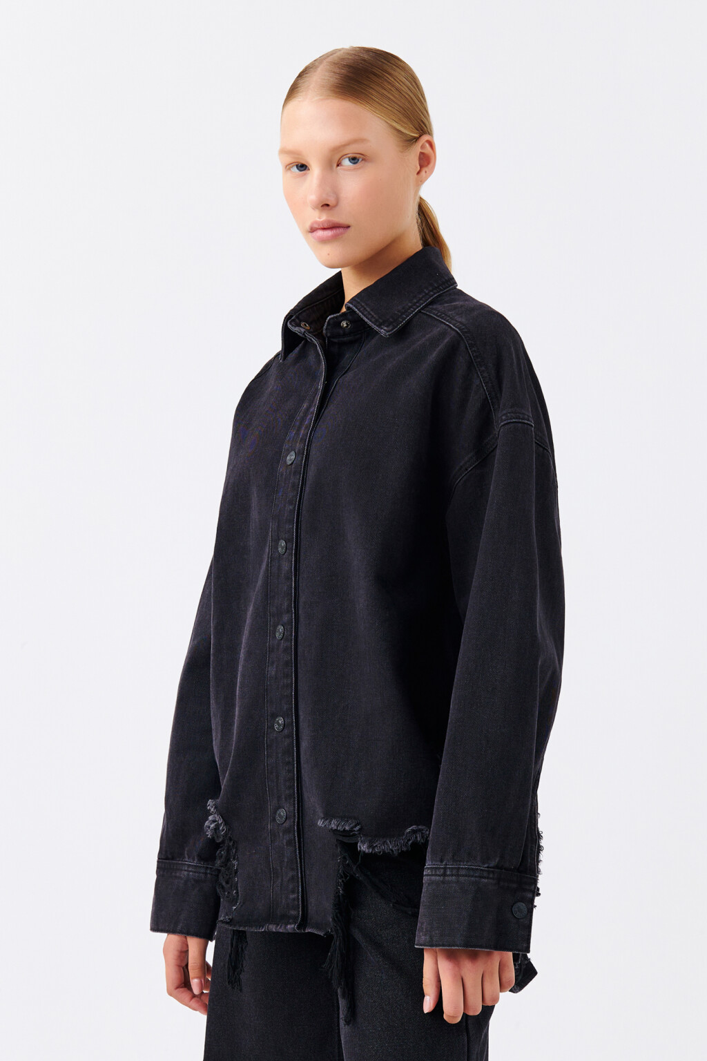 Рубашка джинсовая с рваными краями - цвет черный - 2