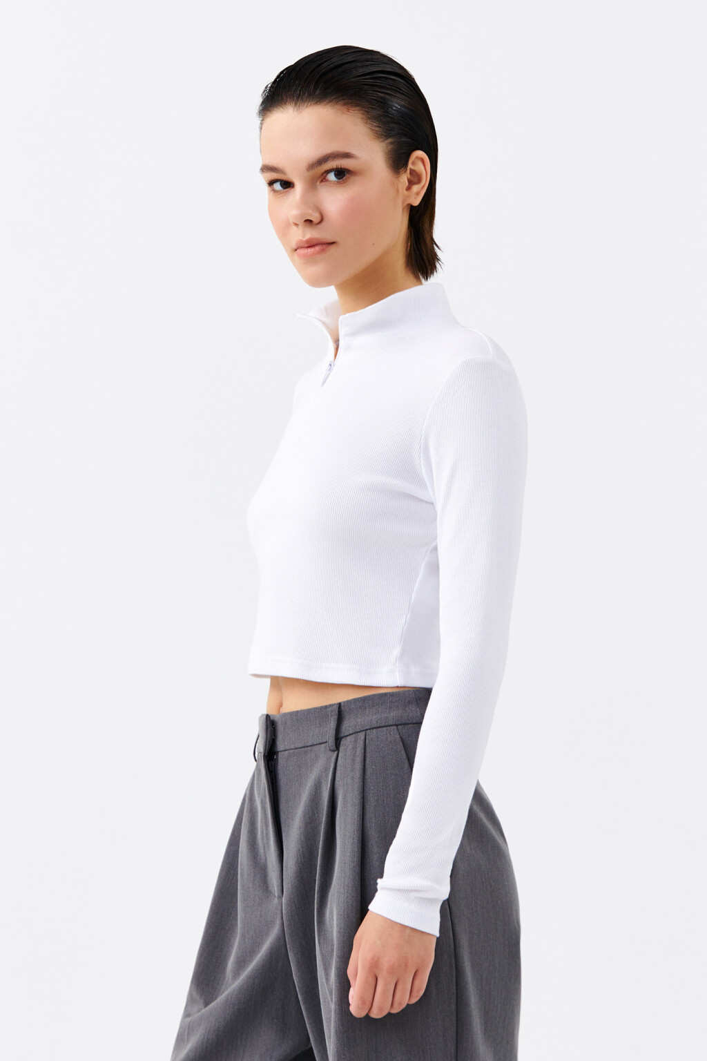 Лонгслив хлопковый с молнией на груди - цвет белый - 2