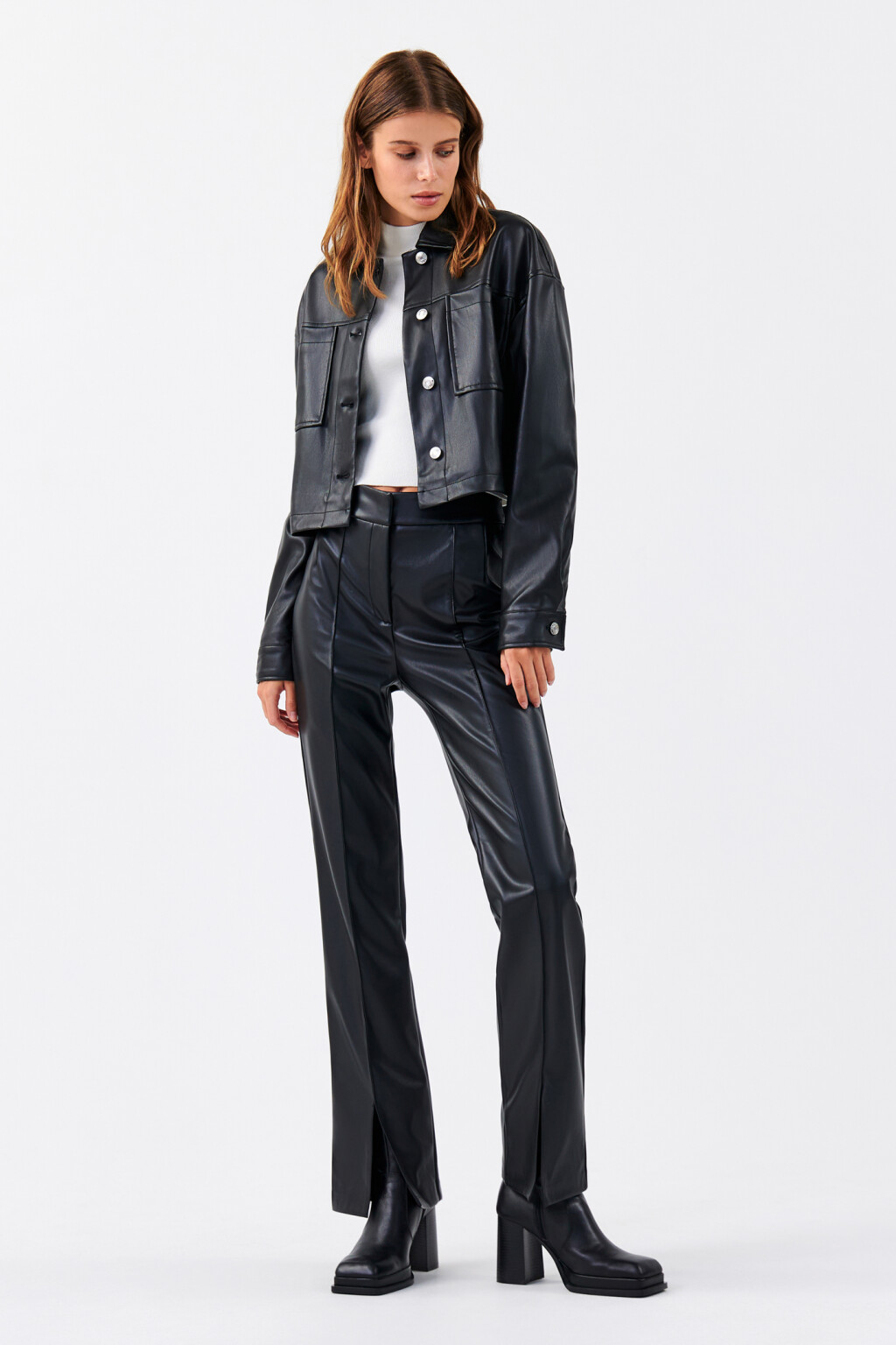 Куртка-рубашка с кожаной фактурой укороченная - цвет черный - 4