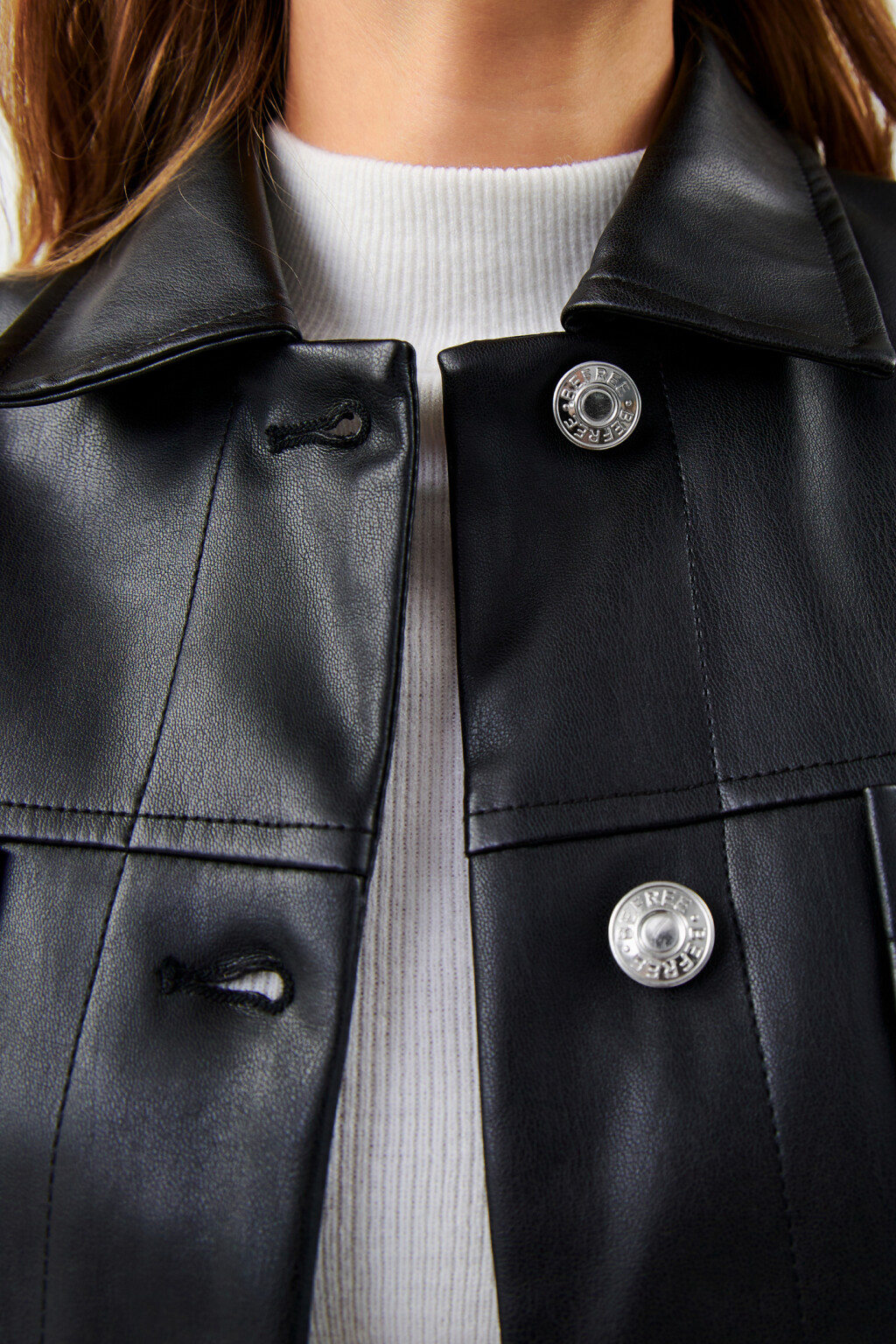 Куртка-рубашка с кожаной фактурой укороченная - цвет черный - 5
