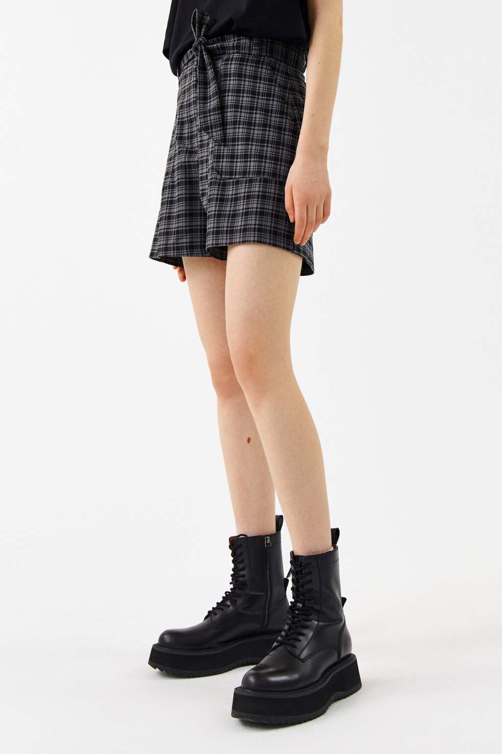 Шорты мини костюмные с поясом - цвет серый - 2