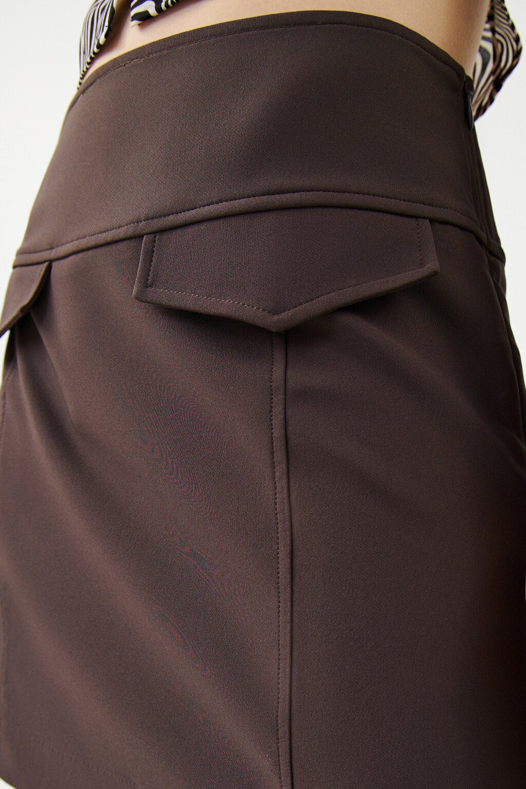 Юбка-карандаш мини с имитацией карманов - цвет коричневый - 6