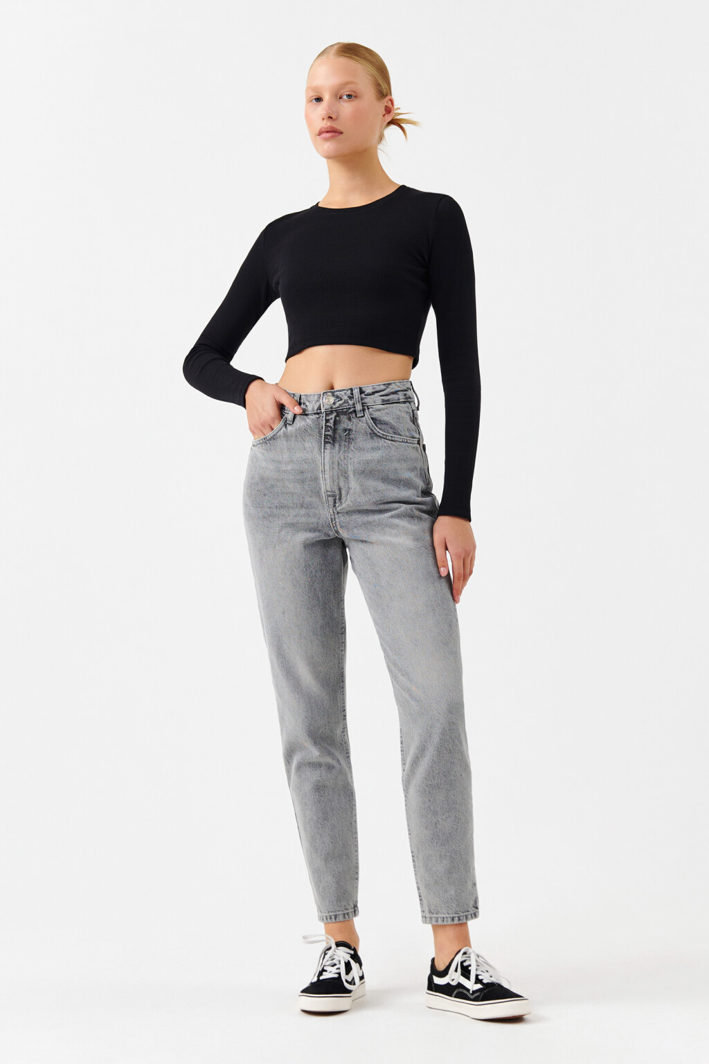 Джинсы mom-fit укороченные - цвет серый - 4