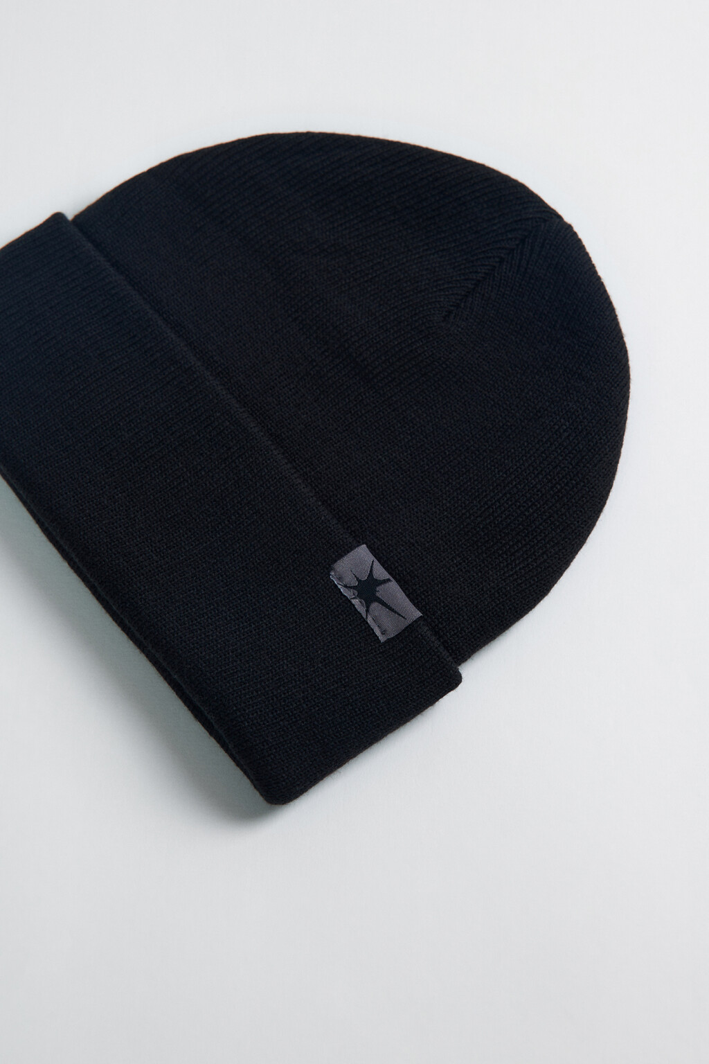 Шапка бини вязаная с нашивкой - цвет серый - 5