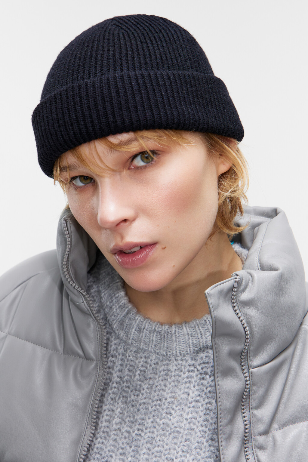 Шапка бини из вискозной пряжи - цвет черный - 3