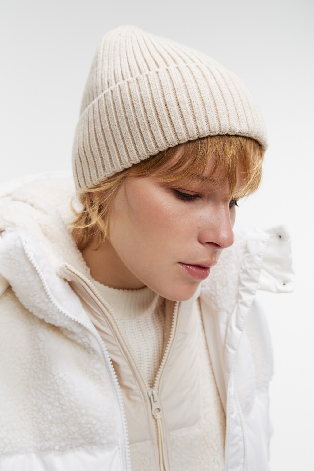 Шапка бини из вискозной пряжи - цвет бежевый - 3