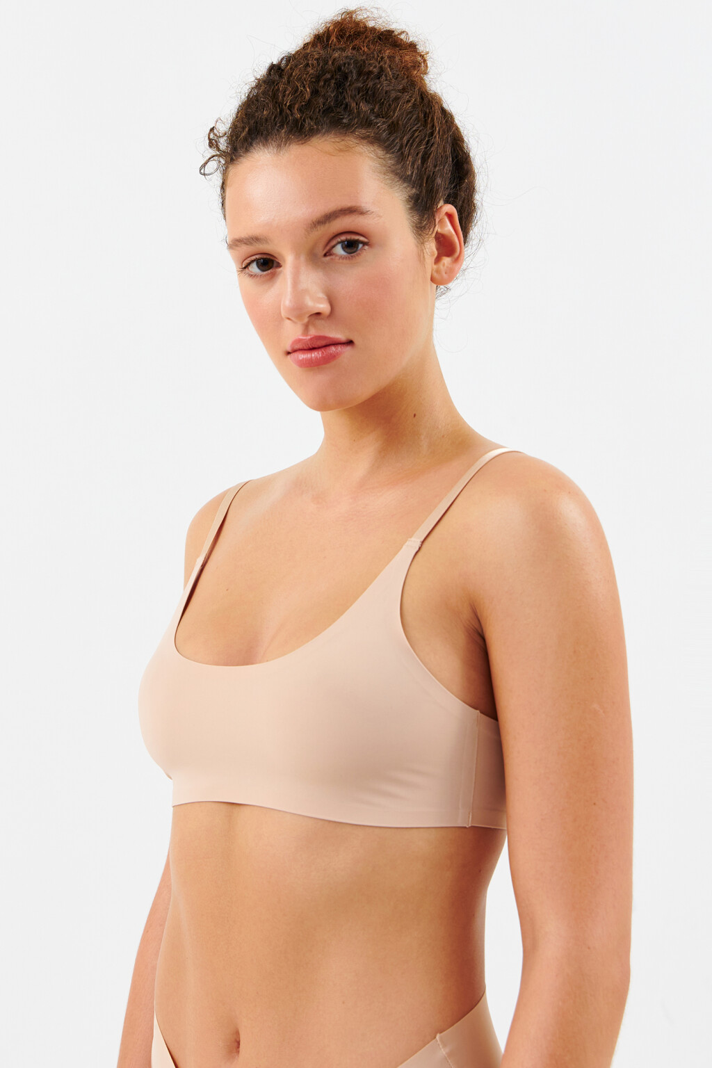 бюстгальтер-топ гладкий на тонких бретелях - цвет бежевый - 1