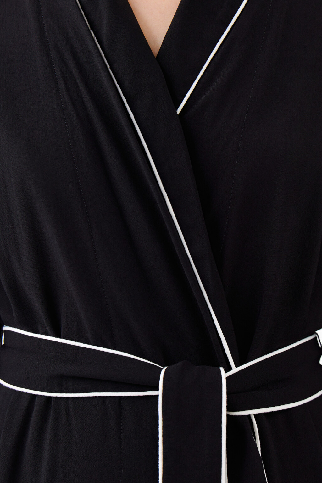 Халат домашний вискозный на запах с поясом - цвет черный - 5