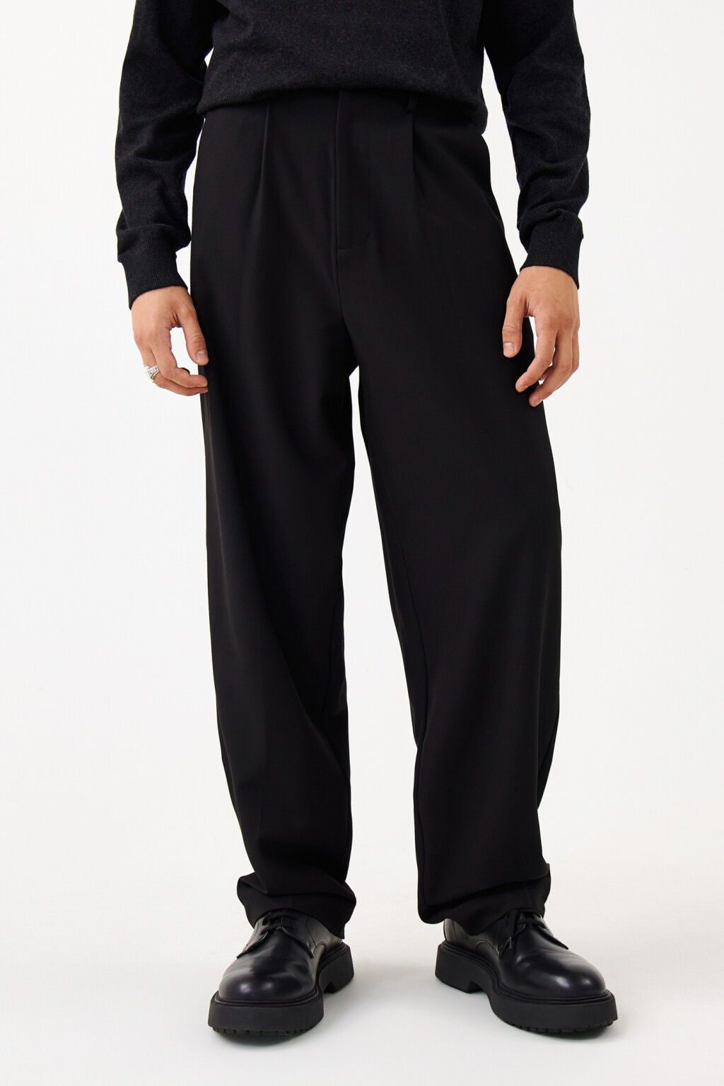 Брюки широкие костюмные со складками на поясе - цвет черный - 1