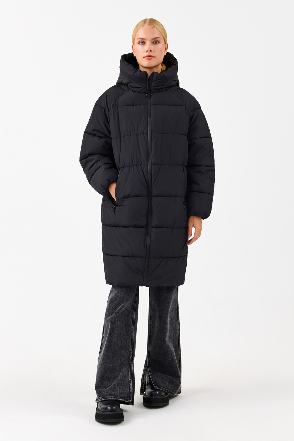 Пуховик стеганый удлиненный с капюшоном - цвет черный - 1