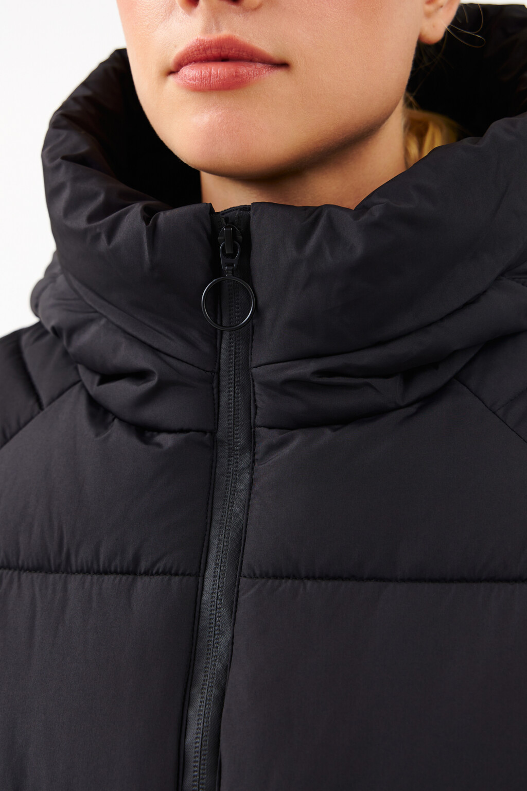 Пуховик стеганый удлиненный с капюшоном - цвет черный - 6