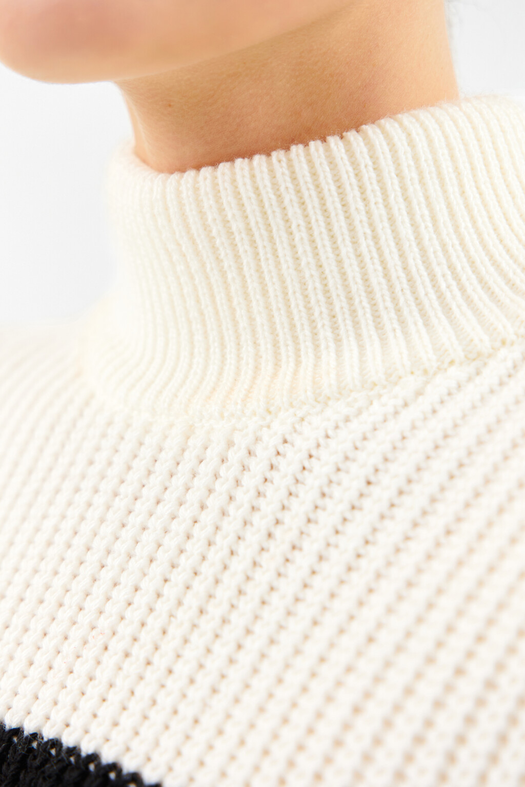 Свитер oversize с разрезами на рукавах - цвет белый - 6