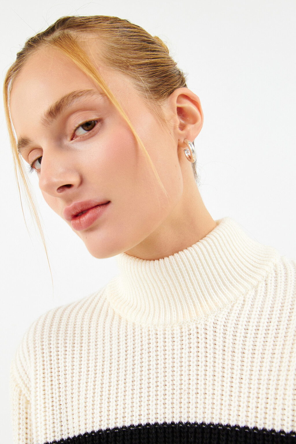 Свитер oversize с разрезами на рукавах - цвет белый - 7